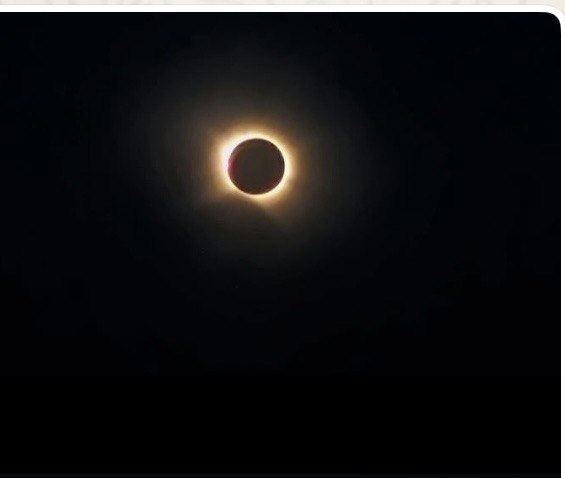 Los periodistas dale que te pego con que el eclipse ha sido un «fenómeno histórico». No. Es un fenómeno natural. La H…