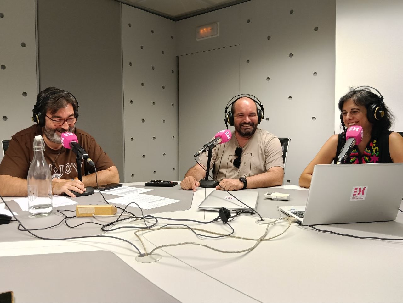 Antonio, el locutor, María y Juan en un momento de la charla.